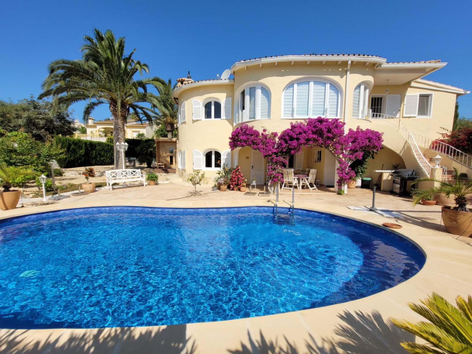 4-Bedroom Chalet with Sea Views, Pool and Located in Calpe