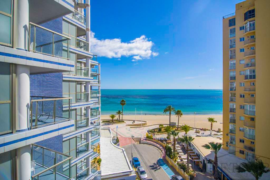 Front-line Apartment with 2 Bedrooms and Sea Views in Calpe