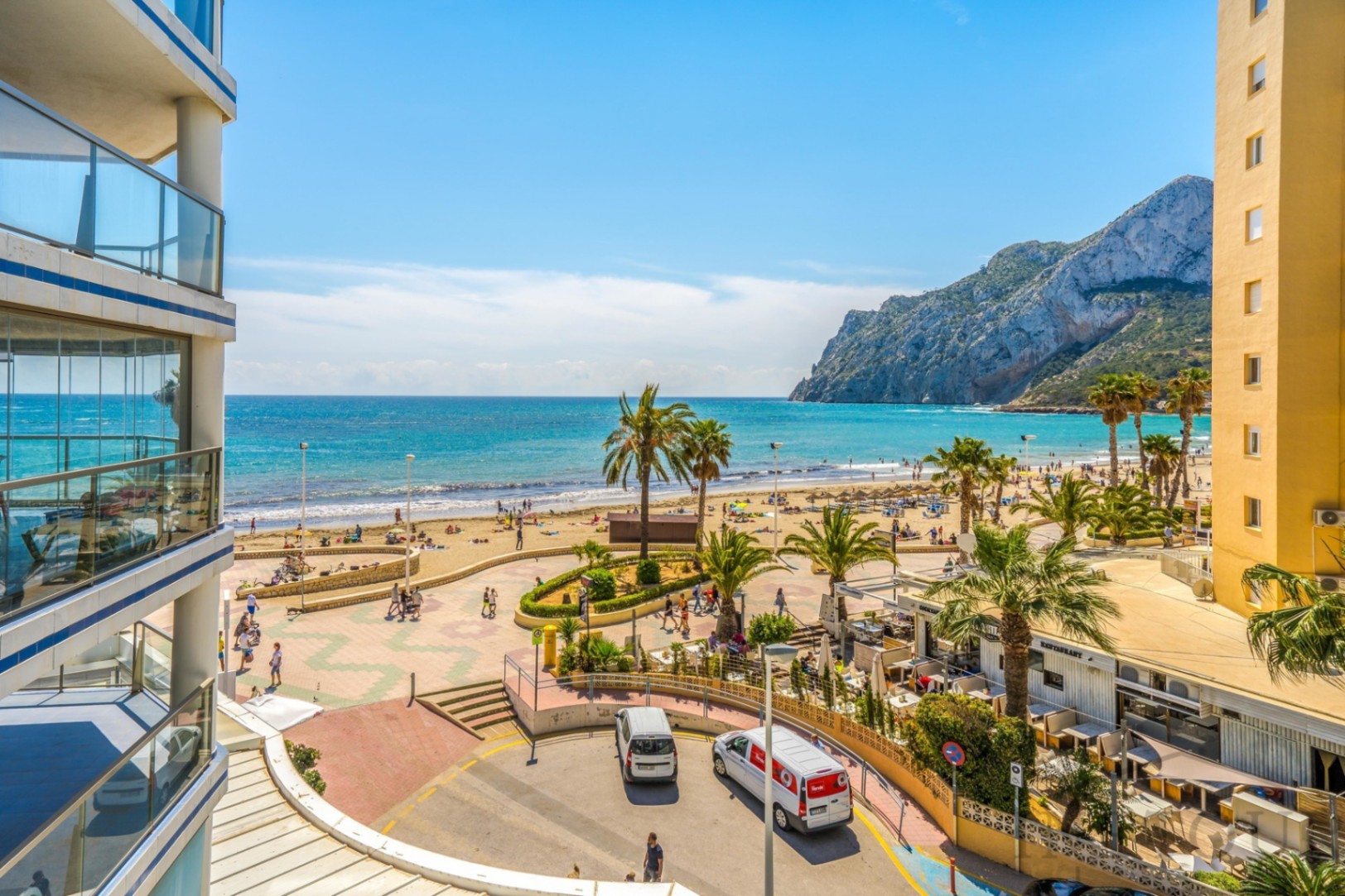 Front-line Apartment with 2 Bedrooms and Sea Views in Calpe — photo 2