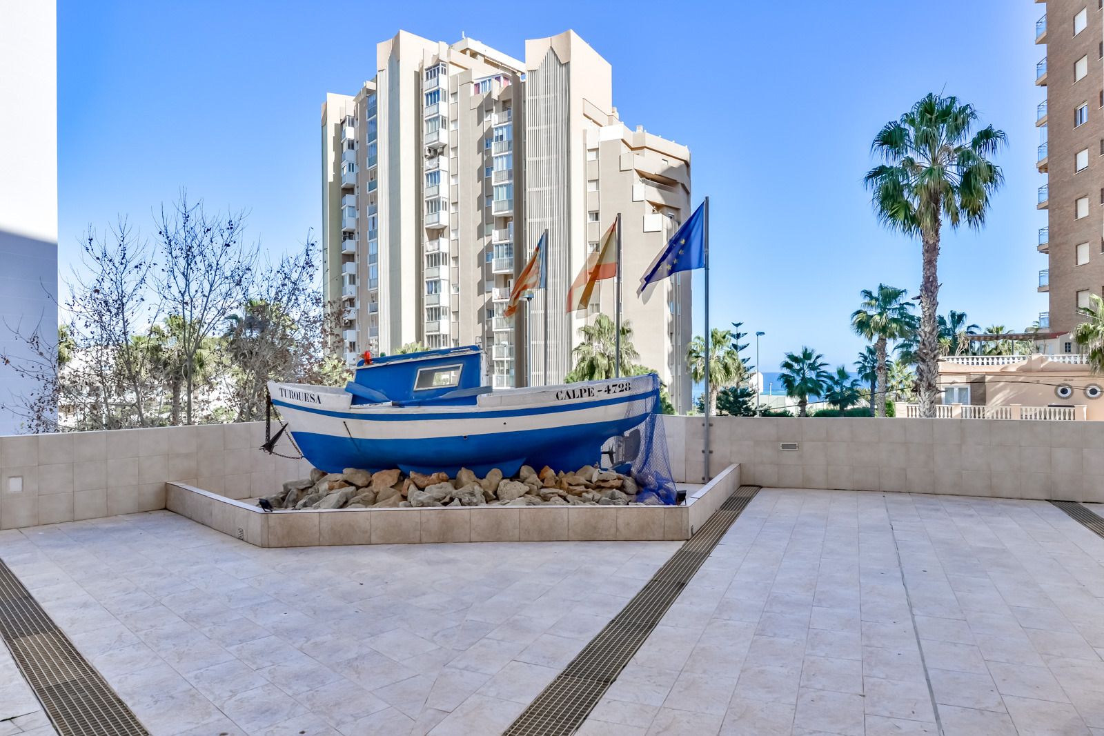 3-Bedroom Apartment with Sea Views — photo 32