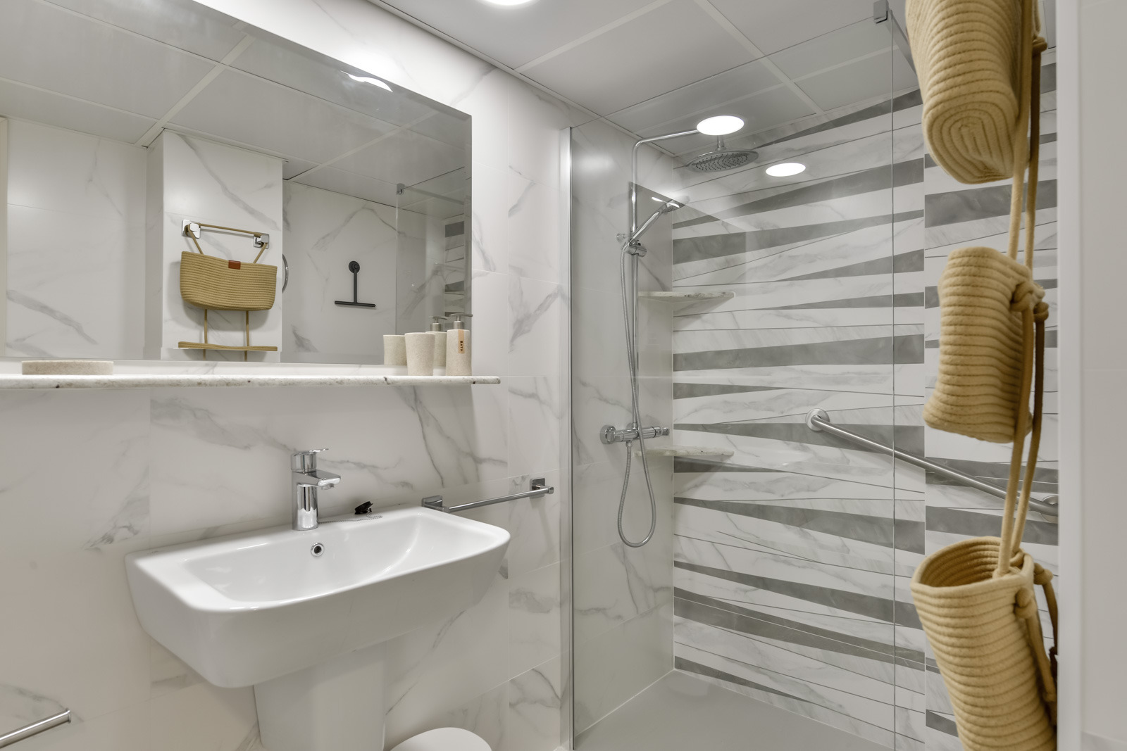 3-Bedroom Apartment with Sea Views — photo 38