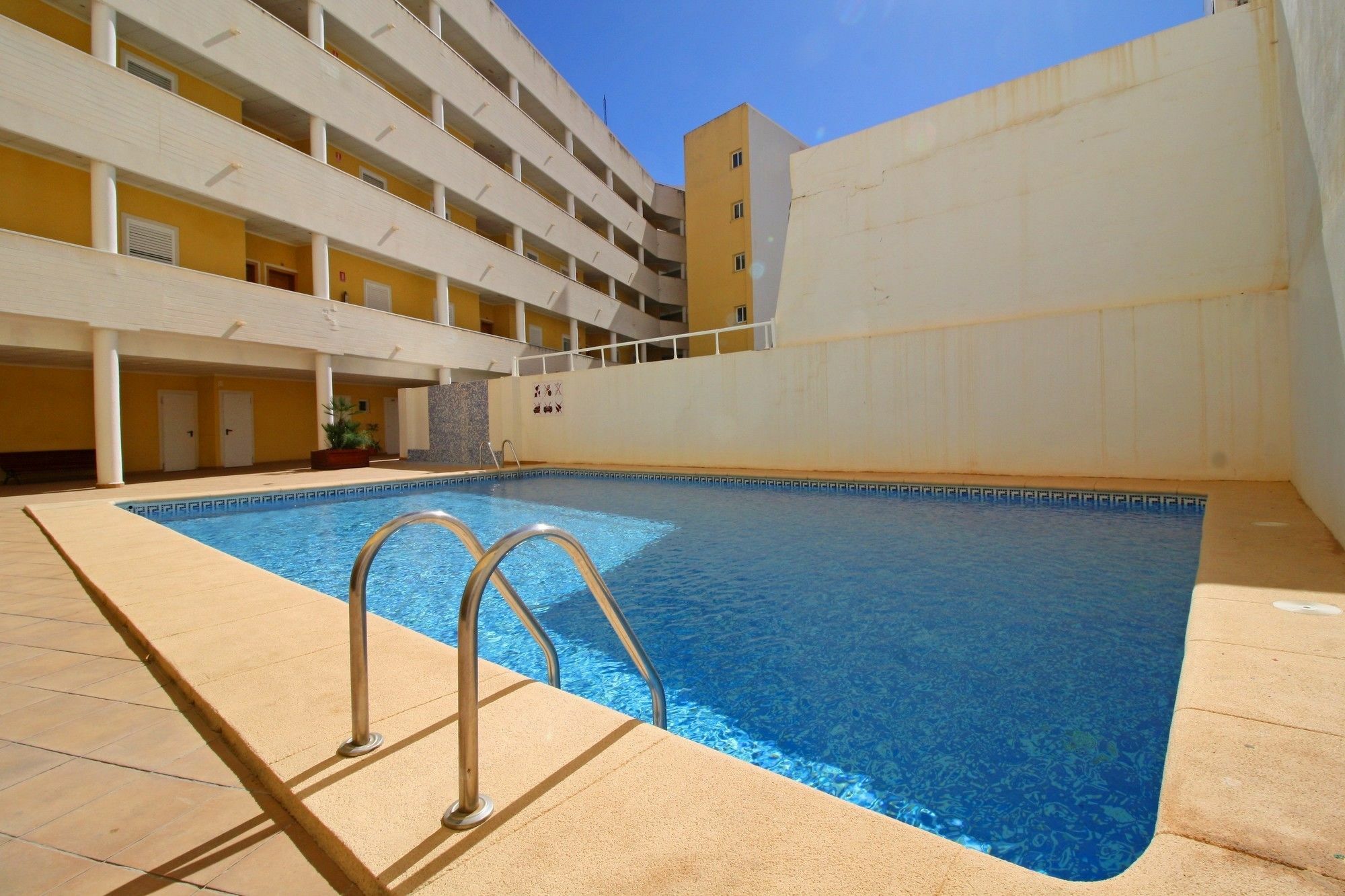 Spacious 2-bedroom apartment with pool in Calpe town centre