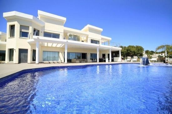 Luxury Chalet for Sale with 5 Bedrooms in La Fustera, Benissa