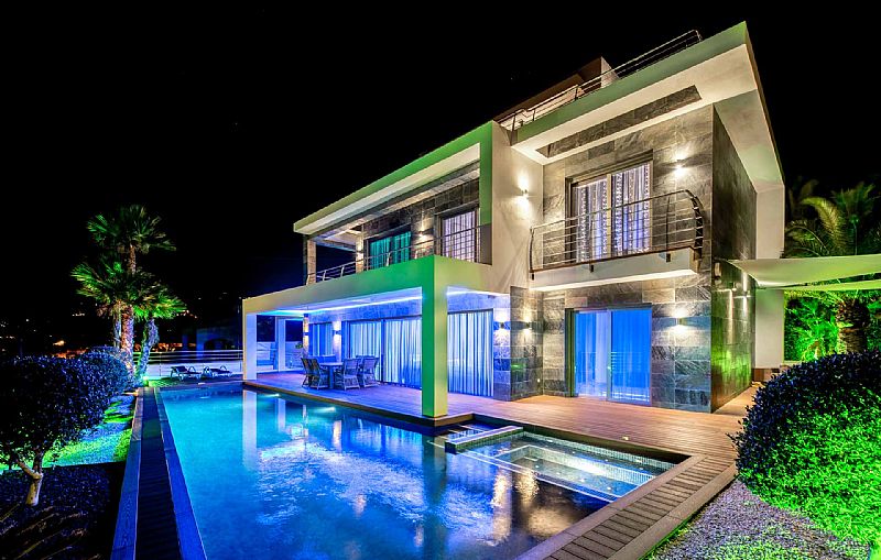 SPECTACULAR SUPER LUXURY VILLA WITH 4 BEDROOMS, SWIMMING POOL, JACUZZI, BAR, BILLIARDS, HOME CINEMA, SAUNA AND MORE