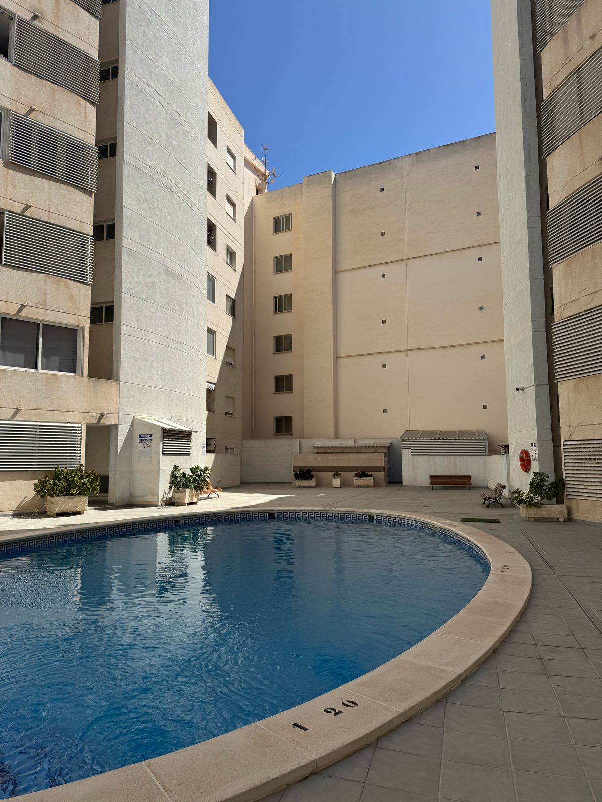 Wohnung zum Verkauf mit 3 Schlafzimmern und 2 Bädern, mit Gemeinschaftspool. — Foto 10