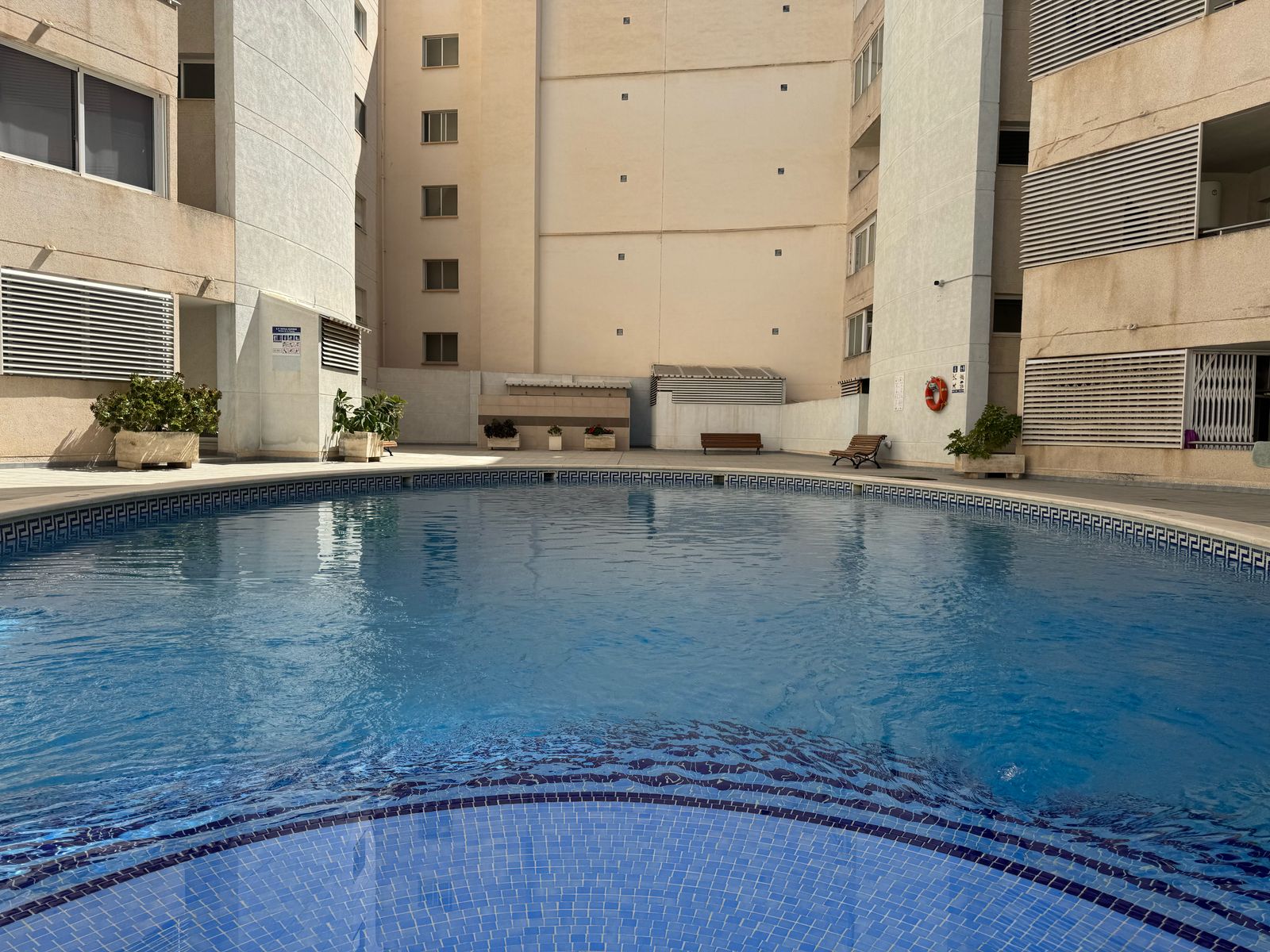 Wohnung zum Verkauf mit 3 Schlafzimmern und 2 Bädern, mit Gemeinschaftspool. — Foto 12