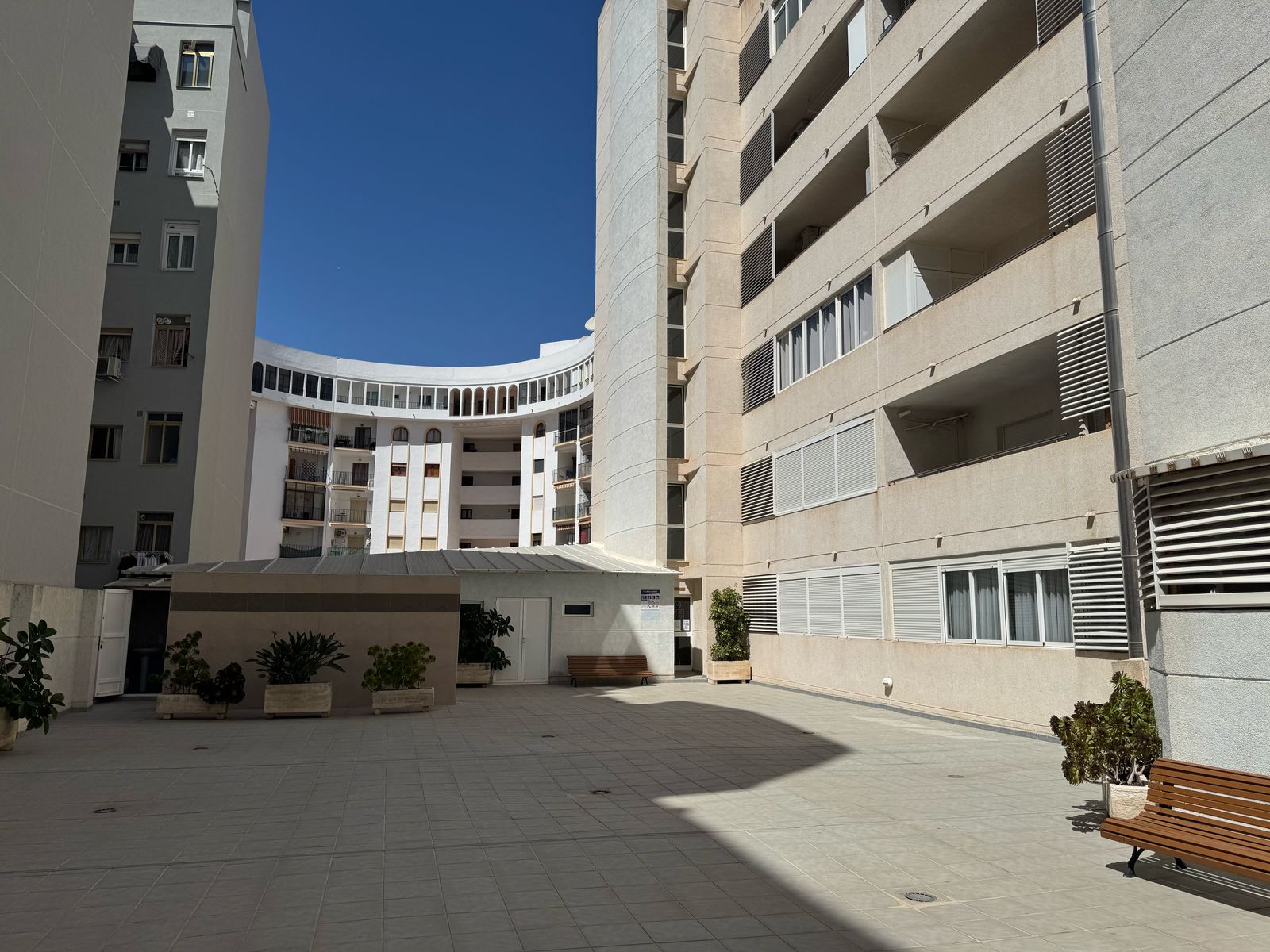 Wohnung zum Verkauf mit 3 Schlafzimmern und 2 Bädern, mit Gemeinschaftspool. — Foto 13