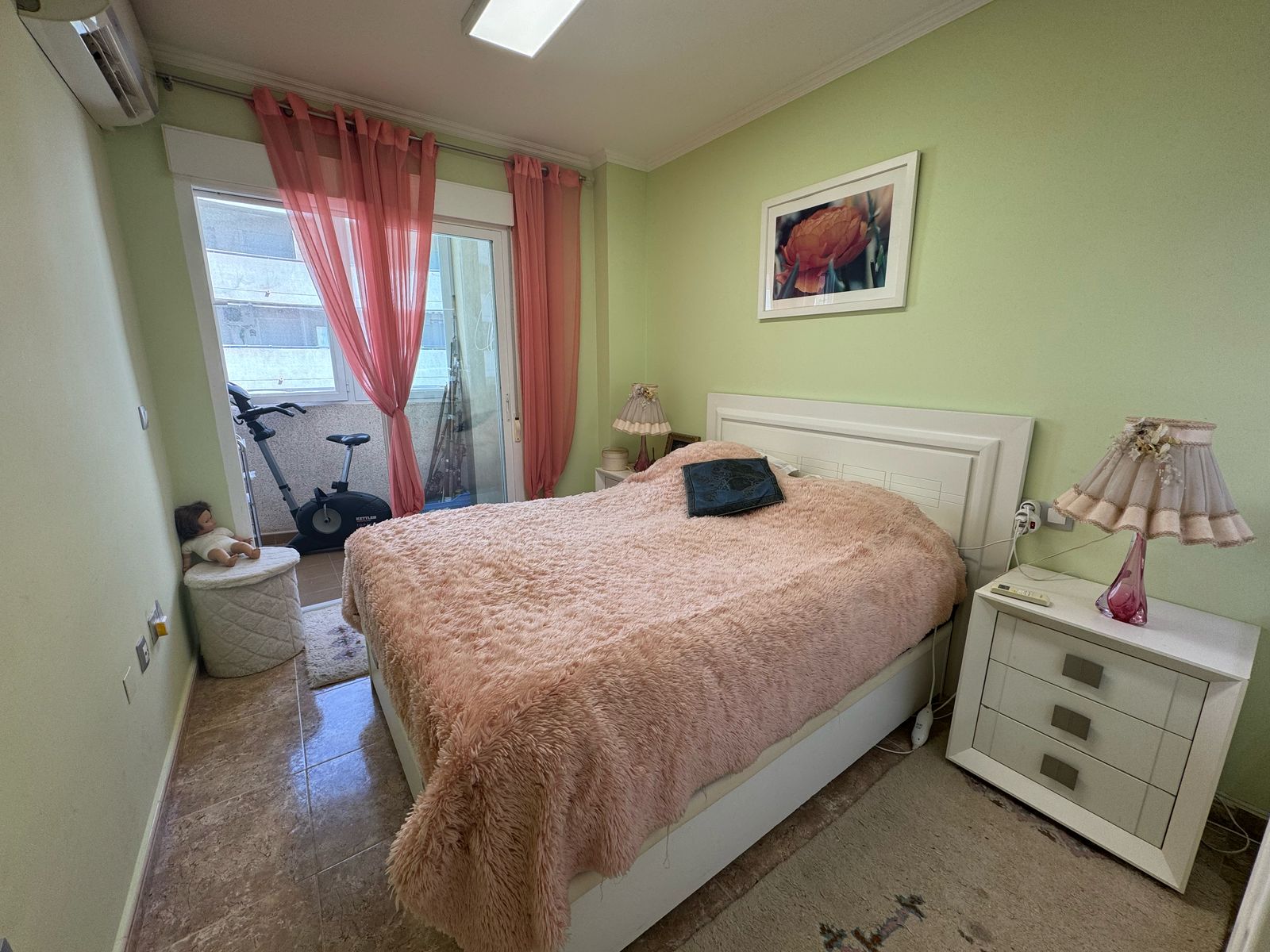 Wohnung zum Verkauf mit 3 Schlafzimmern und 2 Bädern, mit Gemeinschaftspool. — Foto 3