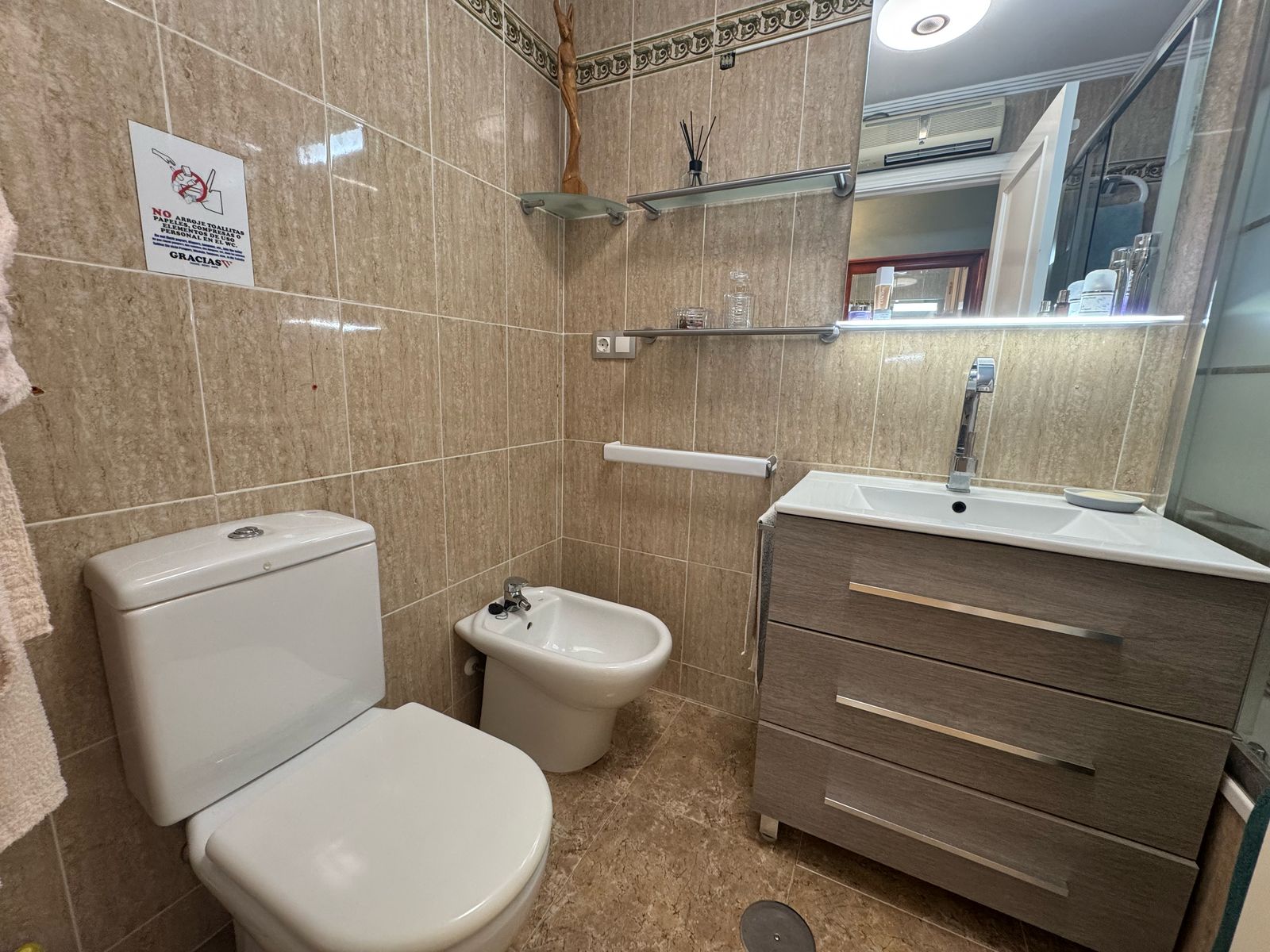 Wohnung zum Verkauf mit 3 Schlafzimmern und 2 Bädern, mit Gemeinschaftspool. — Foto 29