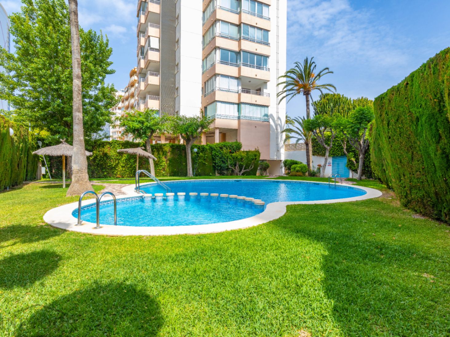 Apartment with sea and mountain views in central and quiet area of Calpe, with 2 bedrooms and swimming pool