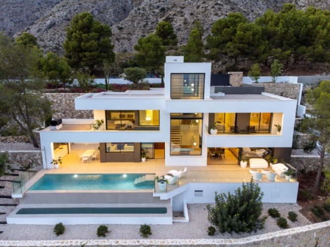 Chalet for sale in Altea: luxury and comfort by the sea.